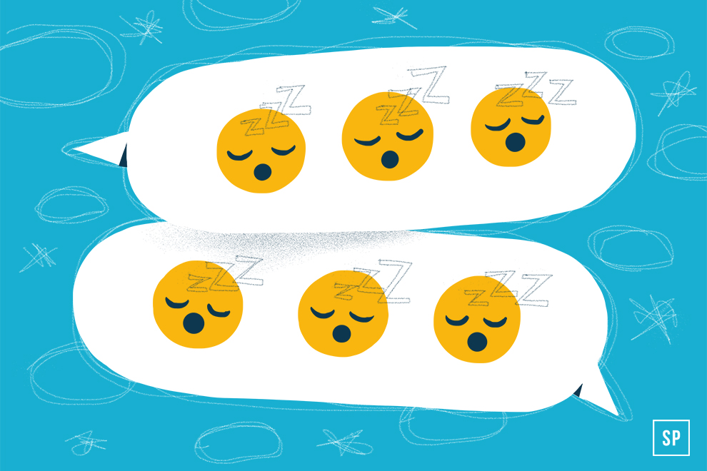 Zwei weiße Sprechblasen auf blauem Hintergrund, jeweils mit drei gelben Schlafgesichts-Emojis und "Z"-Symbolen über ihren Köpfen, die für Schlaf, Langeweile oder im Schlaf reden stehen. Kritzeleien und Wolkenformen füllen den Hintergrund.
