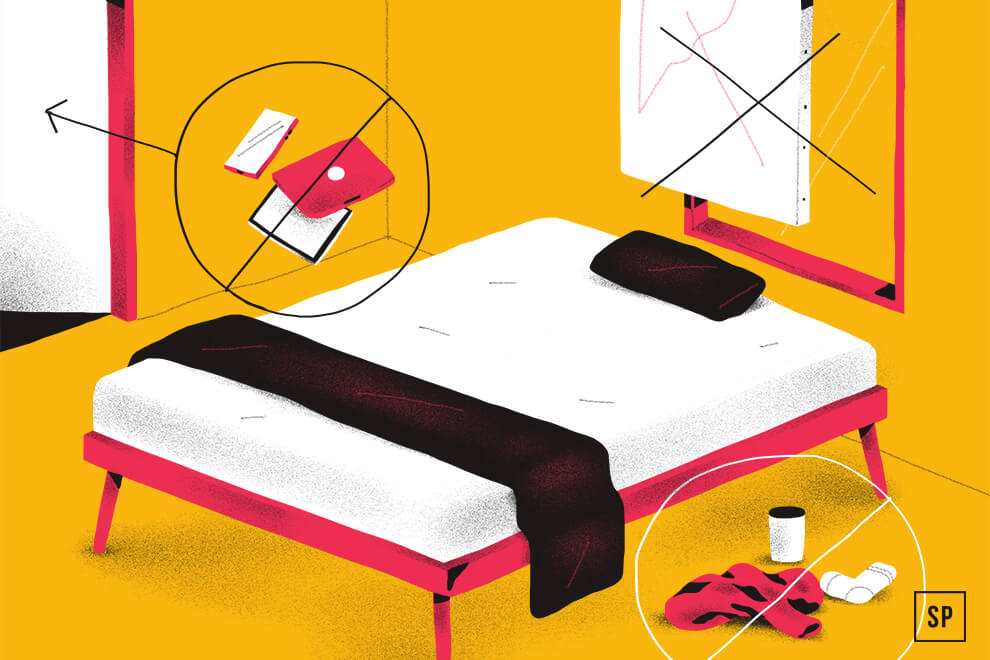 Illustration eines Schlafzimmers mit schwarzem Bettzeug auf gelbem Boden. Auf dem Bett sind Bücher und ein Tablet eingekreist, auf dem Boden Socken, eine Tasse und eine Flasche. Ein durchgestrichener Bilderrahmen über dem Bett deutet auf schlechtes Feng Shui hin.