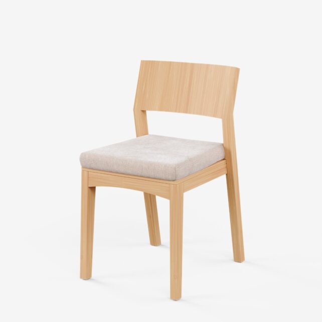 heller Holzstuhl mit einem passenden beigen Polster auf der Sitzfläche, Stuhlpolster