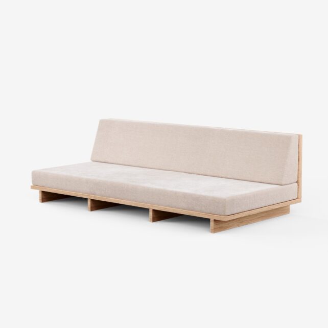 Die Klappbares Garten Lounge Sitzbank Polster nach Maß zeichnet sich durch ein minimalistisches, beigefarbenes Design mit einem Holzrahmen, einer niedrigen Sitzfläche und drei offenen, rechteckigen Fächern darunter auf einem schlichten weißen Hintergrund aus.