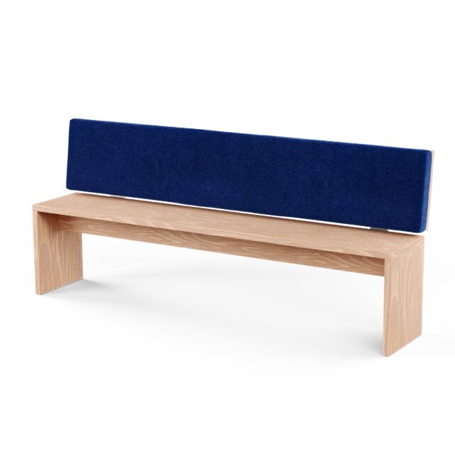 Eine minimalistische Holzbank mit einer hellen Holzoberfläche und einer rechteckigen Rückenlehne mit der "Rechteckigen Sitzbank Rückenkissen Polster nach Maß" in dunkelblauem Stoff für individuellen Komfort.