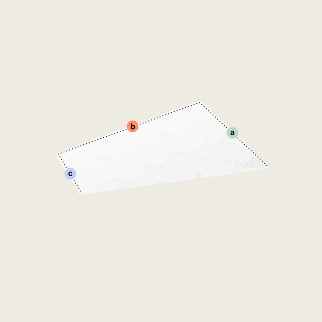 Ein weißes, unregelmäßiges Viereck - ähnlich dem "Topper nach Maß mit einer Schräge (Variante 3)" - wird auf einem hellen Hintergrund dargestellt. Drei Ecken (a: grün, b: orange, c: blau) sind beschriftet, und der Rand ist mit einer gepunkteten Linie umrandet.