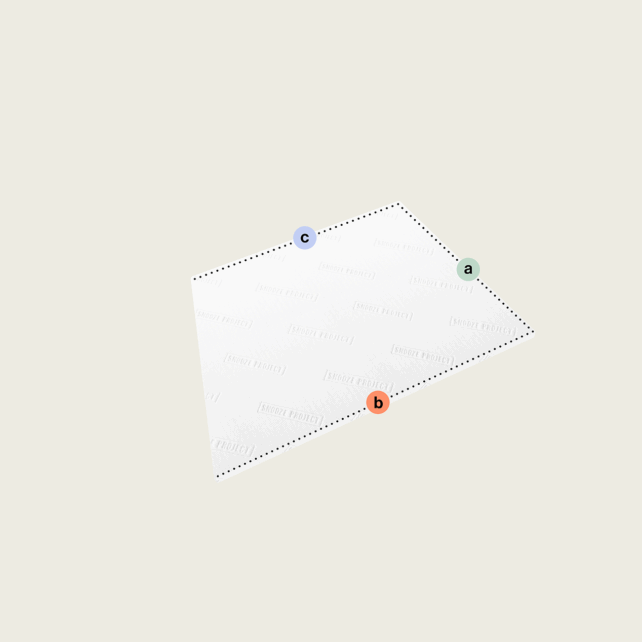 Ein weißes rechteckiges Blatt mit gestrichelter Umrandung, das durch farbige Punkte (grün a-rechts, orange b-unten, blau c-oben) gekennzeichnet ist, ist ideal für den Topper nach Maß mit einer Schräge (Variante 5). Der Hintergrund ist hellbeige.