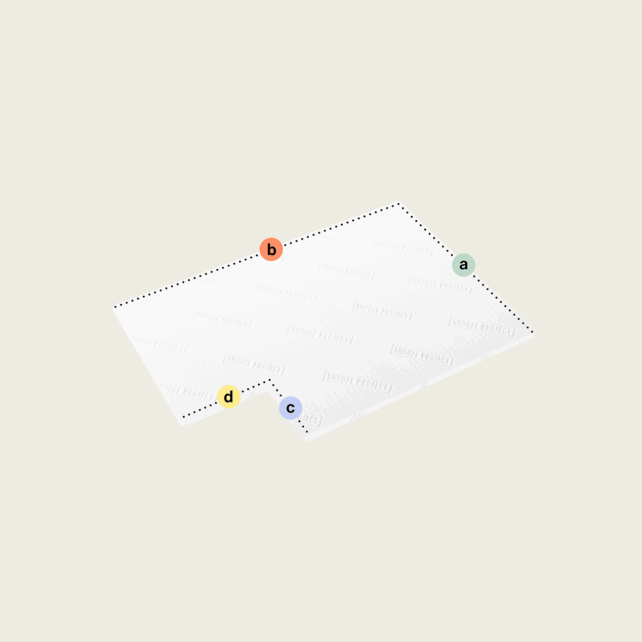 Ein weißer rechteckiger Topper nach Maß mit einem Eckausschnitt (Variante 2), mit gepunkteten Kantenlinien, vier farbigen Eckpunkten - a (grün), b (orange), c (blau), d (gelb) - auf hellbeigem Hintergrund.