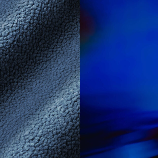 Das Bild ist vertikal geteilt; die linke Seite zeigt einen strukturierten, dunkelblauen Stoff, während die rechte Seite einen glatten, leuchtenden blauen Farbverlauf mit weichen, gemischten Farben aufweist.