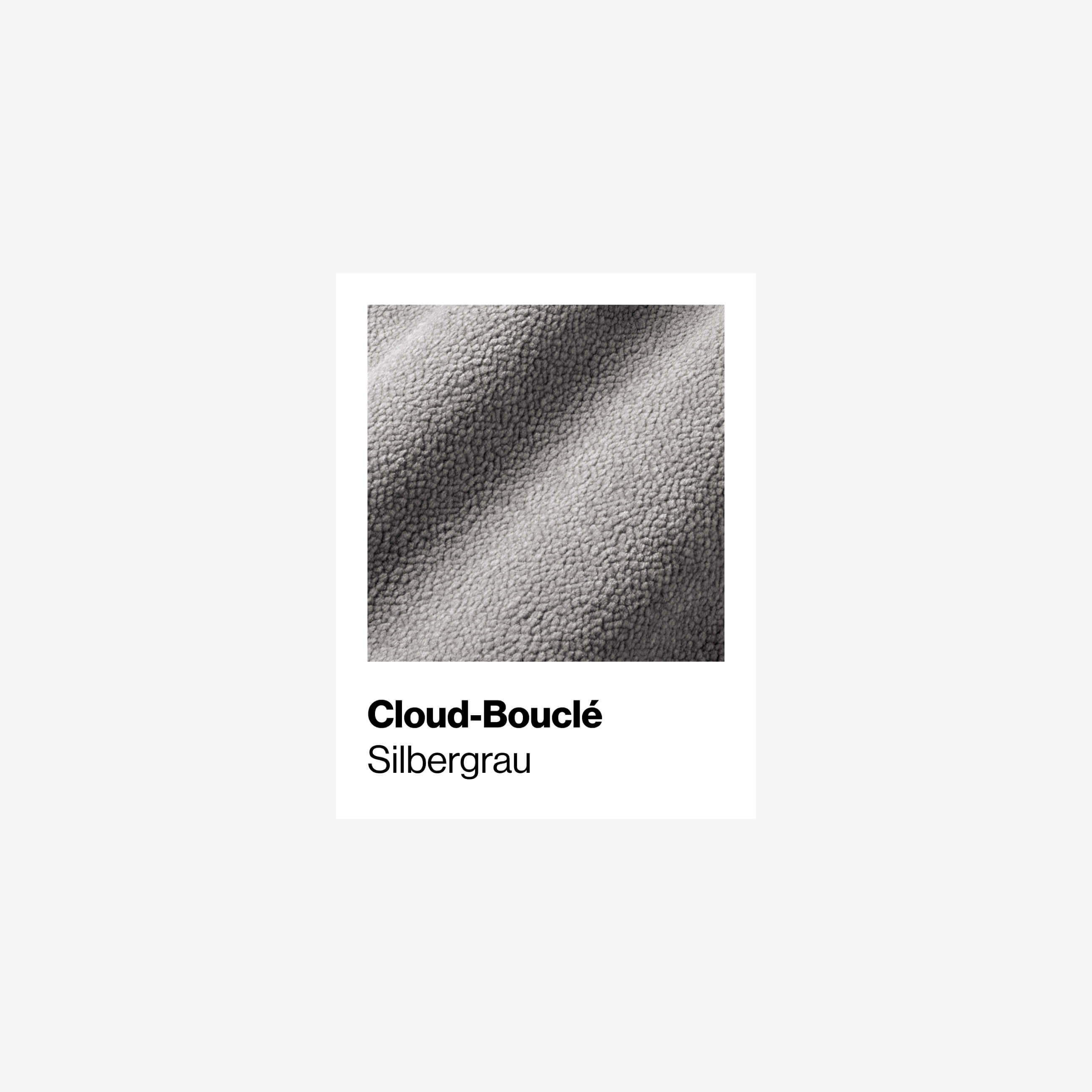 Nahaufnahme eines Cloud-Bouclé-Stoffes in einem hellen Silbergrau mit der Aufschrift Cloud-Bouclé Silbergrau auf weißem Hintergrund. Die Textur erscheint weich und leicht holprig.