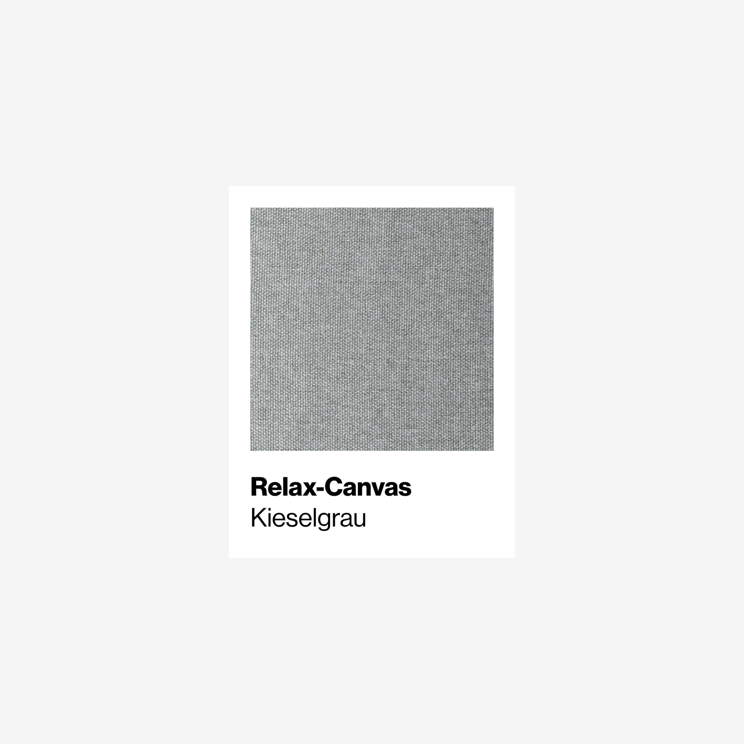 Ein Stoffmuster mit der Aufschrift Relax-Canvas Kieselgrau zeigt eine Nahaufnahme eines hellgrauen, strukturierten Canvas-Materials mit feinen, gewebten Details. Das Muster ist auf einem weißen Hintergrund zentriert.