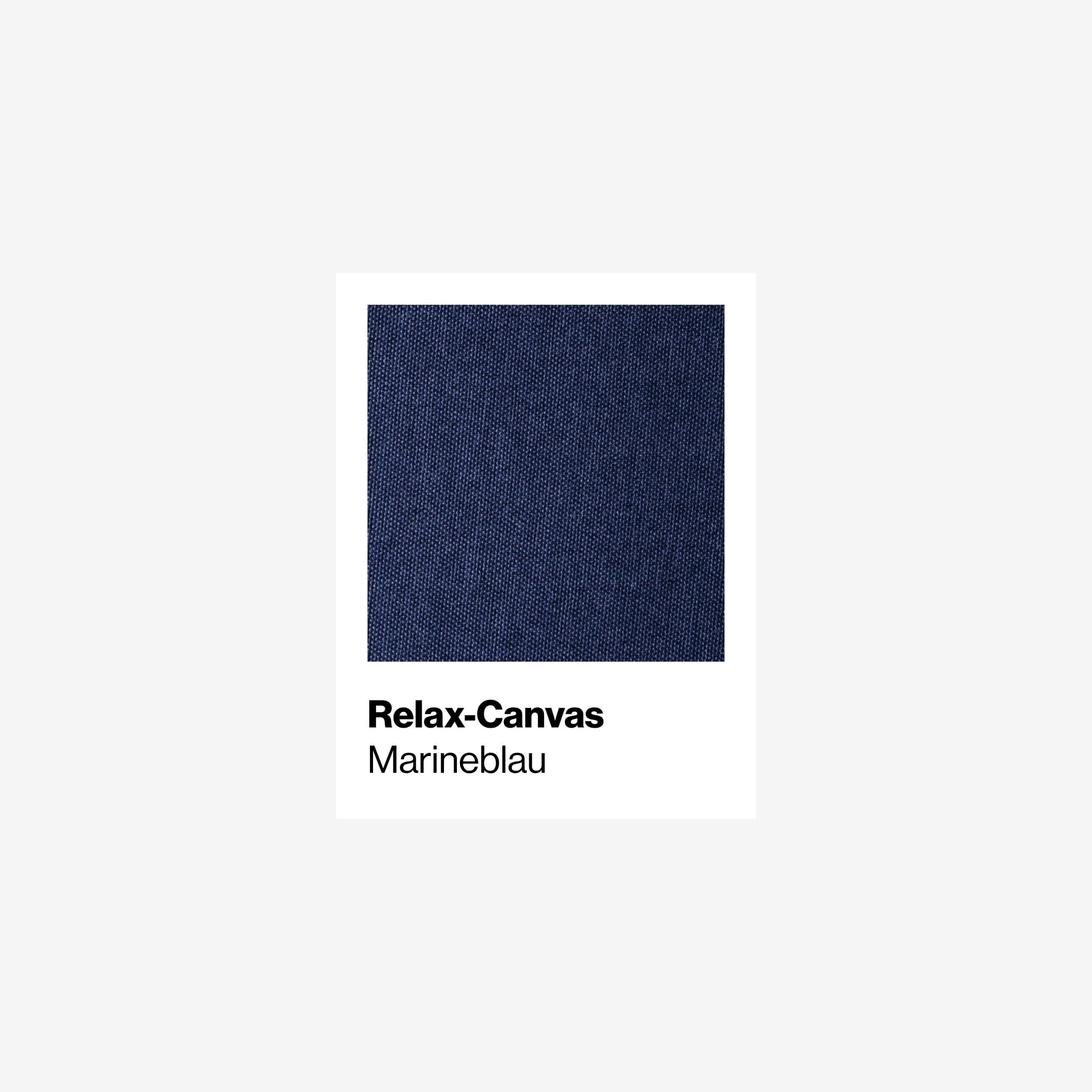 Ein Stoffmuster mit der Aufschrift Relax-Canvas Marineblau zeigt ein strukturiertes, dunkelblaues Canvas-Material auf weißem Hintergrund.