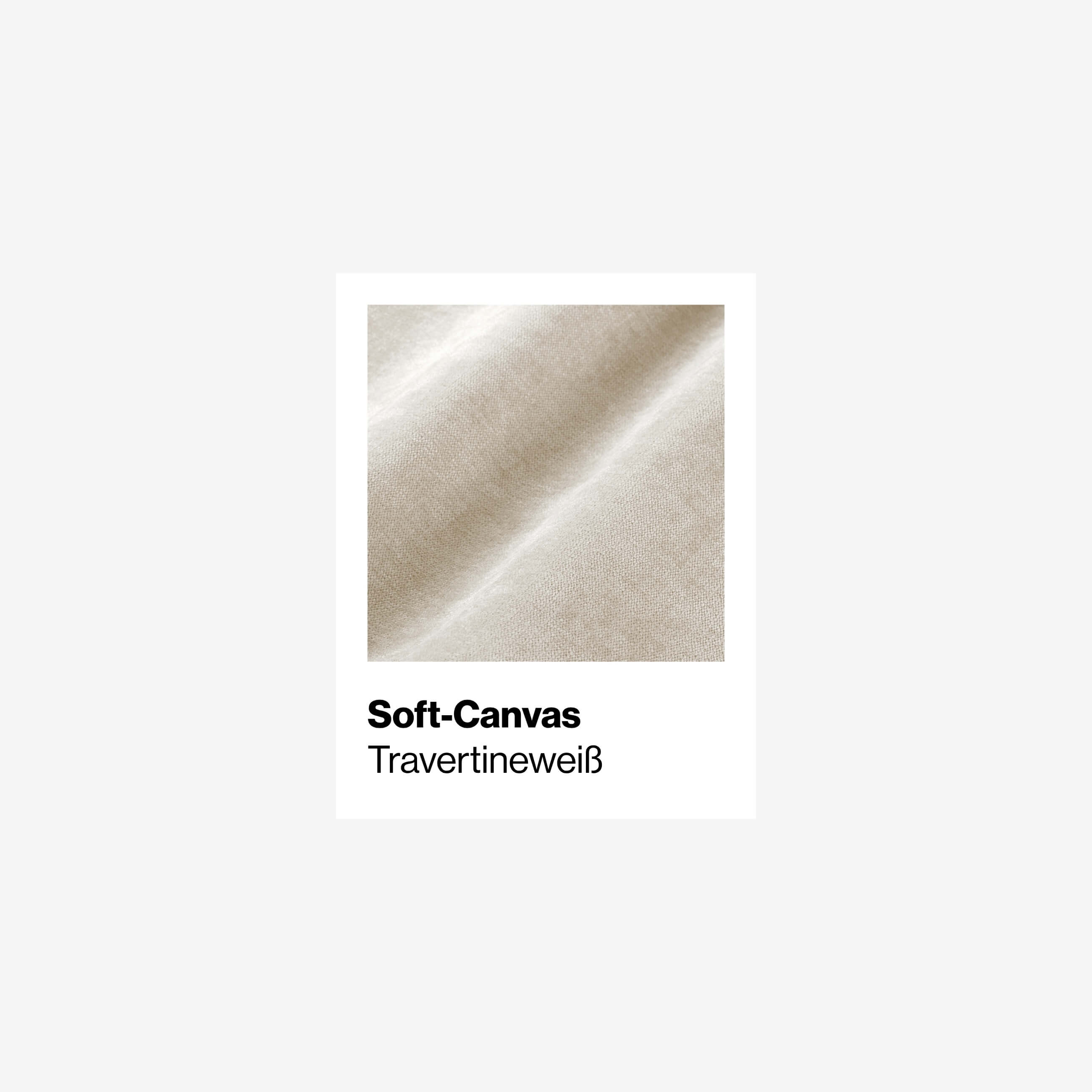 Nahaufnahme eines weichen, hellbeigen Stoffes mit sanften Falten, beschriftet mit Soft-Canvas Travertinweiß auf weißem Hintergrund.