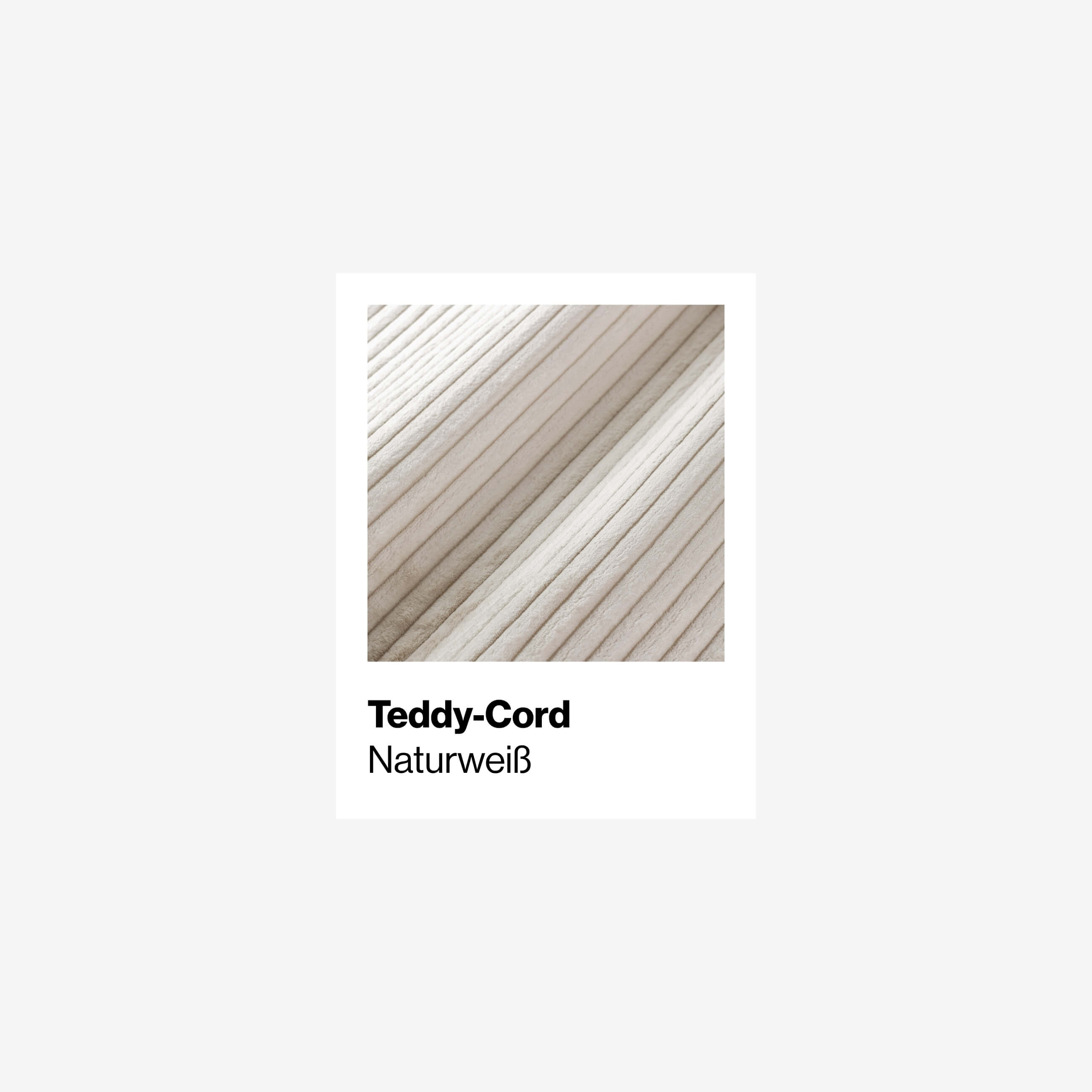 Nahaufnahme eines naturweißen, gerippten Teddy-Cord-Stoffes, der seine weiche Textur und die vertikalen Rillen zeigt. Der Text darunter lautet Teddy-Cord Naturweiß auf weißem Hintergrund.