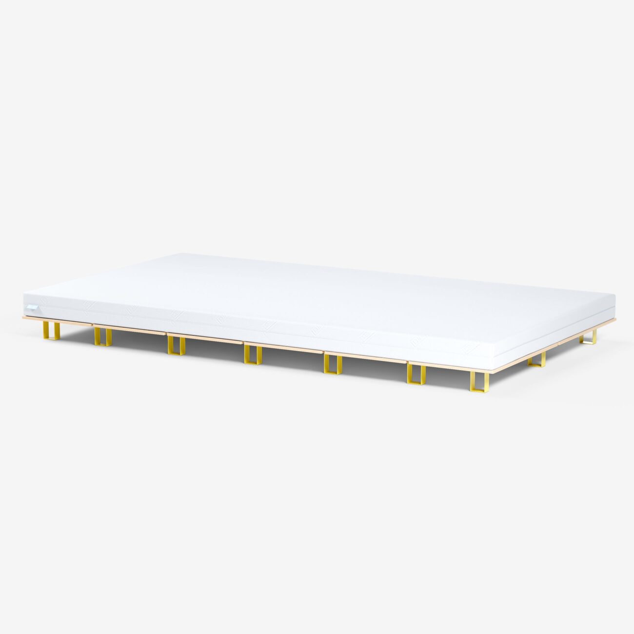 Ein niedriges Bett mit einer weißen Matratze auf einem minimalistischen Holzrahmen, der von mehreren gelben Beinen getragen wird, vor einem schlichten hellgrauen Hintergrund.