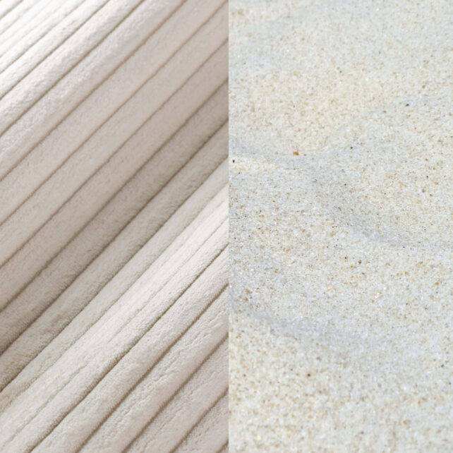 Ein geteiltes Bild mit Nahaufnahmen von Texturen: links ein weicher, gerippter beiger Stoff und rechts glatter, heller Sand. Beide Oberflächen sind hellbeige und haben subtile, natürliche Muster.