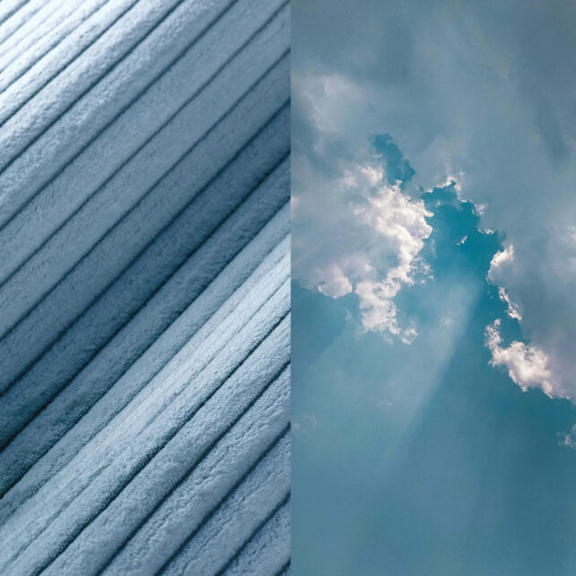 Geteiltes Bild: Die linke Seite zeigt eine Nahaufnahme der weichen, blauen, gerippten Stoffstruktur; die rechte Seite zeigt einen teilweise bewölkten Himmel mit Sonnenstrahlen, die durch Öffnungen in den Wolken scheinen.