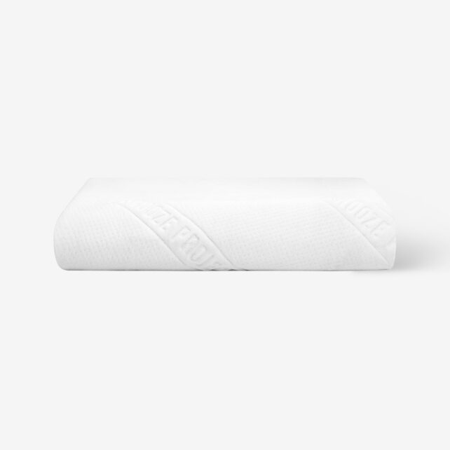 Ein weißes, rechteckiges Memory-Foam-Kissen mit einem strukturierten Bezug, auf dem der Schriftzug SNOOZE PROJECT eingeprägt ist, fotografiert auf einem schlichten weißen Hintergrund.