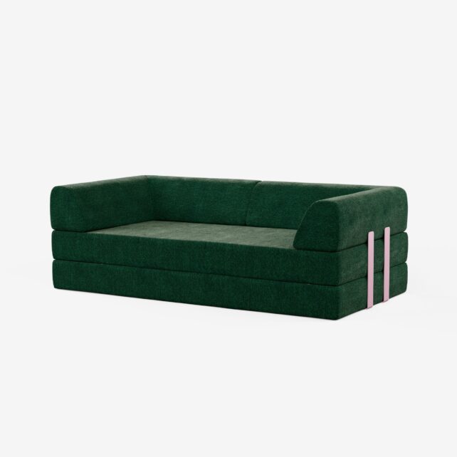 Ein modernes, rechteckiges, dunkelgrünes Sofa mit niedrigen Armlehnen und silbernen Metallakzenten an der Seite, vor einem schlichten weißen Hintergrund.