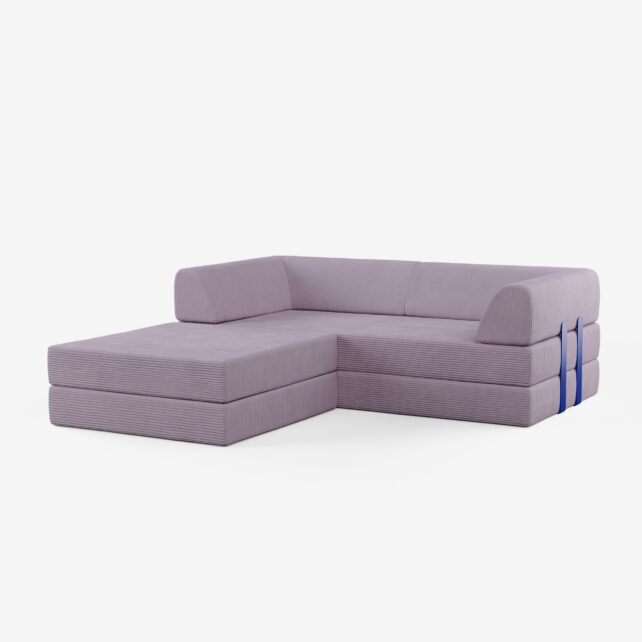 Ein modernes, hellviolettes Sektionssofa mit gerippter Struktur und blauen Gurtdetails auf einer Seite, vor einem schlichten weißen Hintergrund.