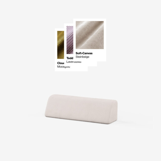 Ein beigefarbenes Nackenkissen mit Kordstruktur auf weißem Hintergrund, mit Stoffmustern darüber, die mit Cloud Moosgrau, Teddy Lavendel und Soft-Canvas Steinbeige bezeichnet sind.