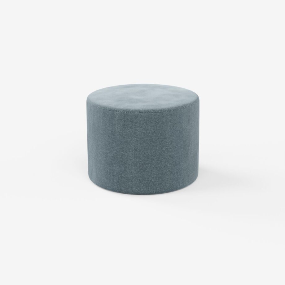 Ein schlichter, zylindrischer Hocker mit hellblauem Stoffbezug auf einem schlichten weißen Hintergrund.